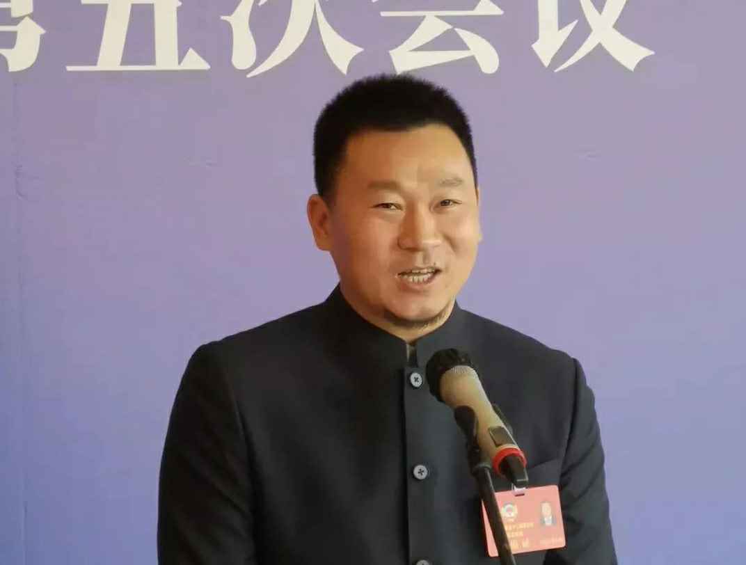 为进一步展示市政协团结、民主、开放、自信的形象，向市民和网友展示政协委员的履职风采，中山市政协十二届五次会议在2月4日上午开幕前开设“委员通道”，市政协委员、开元平台-开元(中国)一站式服务平台公司总经理陈朝阳走进“委员通道”，回应社会关切的问题。他就如何做好城市应急管理规划的问题进行发言，并回答记者提问。.jpg